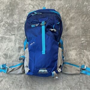 Mountain Hard Wear Fluid 18 Back Pack Small blue hiking outdoor  vented trail